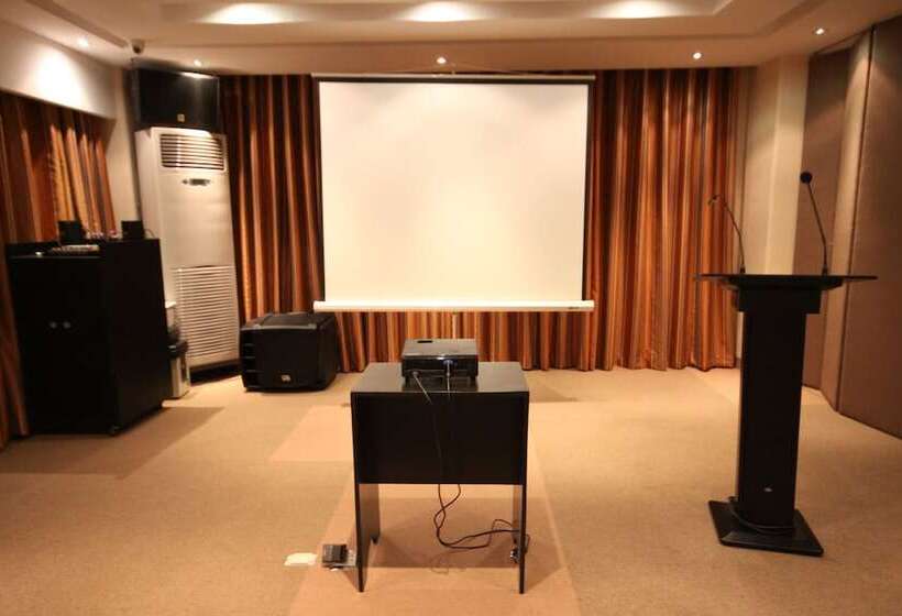 Court Meridian Hotel & Suites