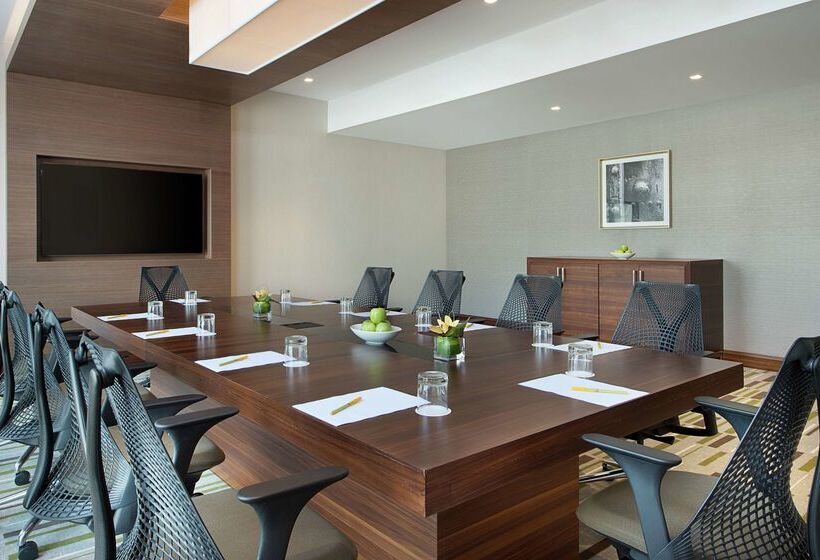 هتل Hilton Garden Inn Dubai Deira