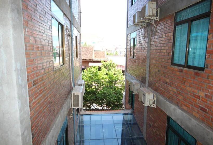 Отель Naga Angkor Hostel