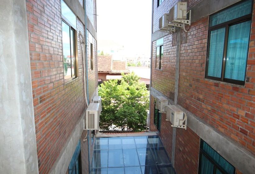 Отель Naga Angkor Hostel