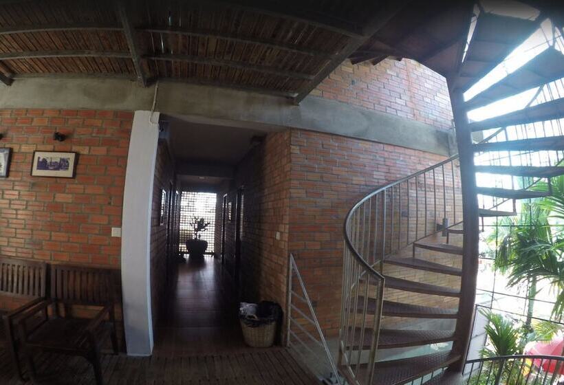 Отель Naga Angkor Hostel