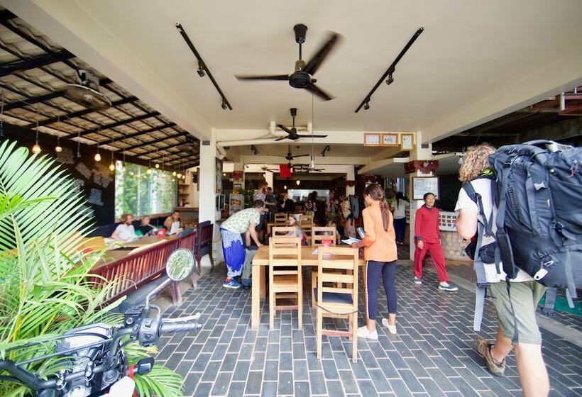 Отель Naga Angkor Hostel