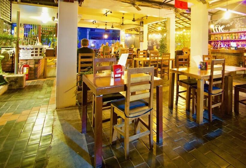 Отель Naga Angkor Hostel