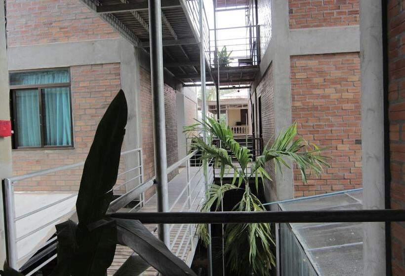 Отель Naga Angkor Hostel