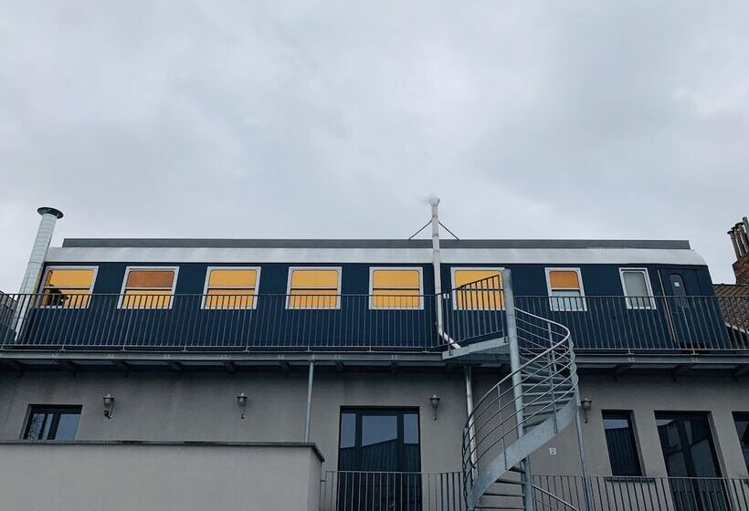 فندق Train Hostel