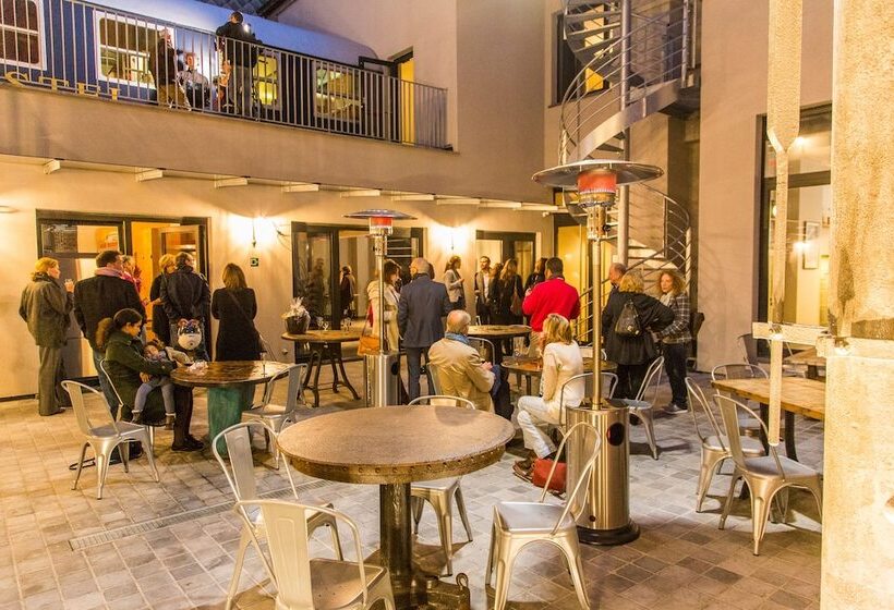 فندق Train Hostel