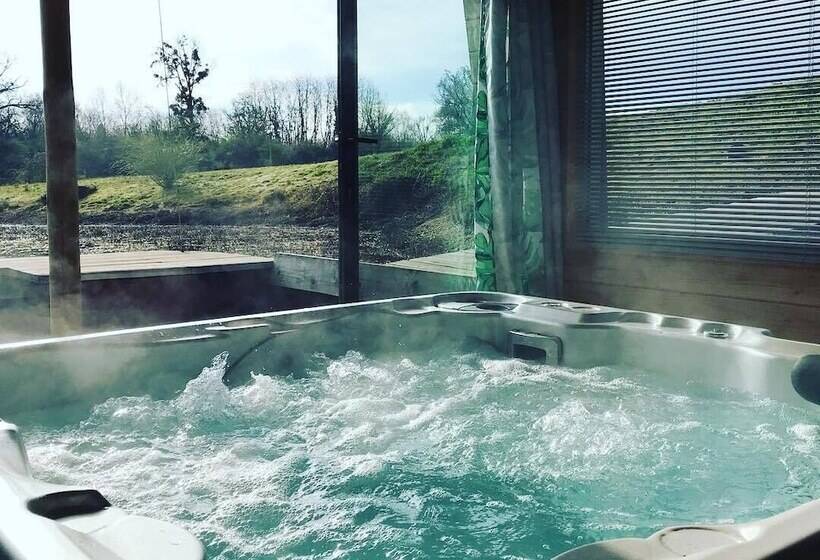 בית מלון כפרי Village Toue Du Domaine Des Demoiselles