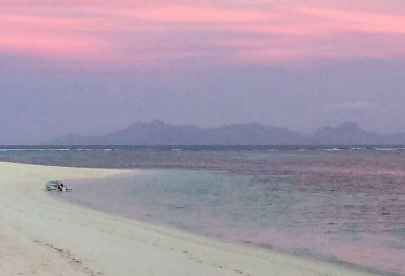 Отель Viwa Island Resort