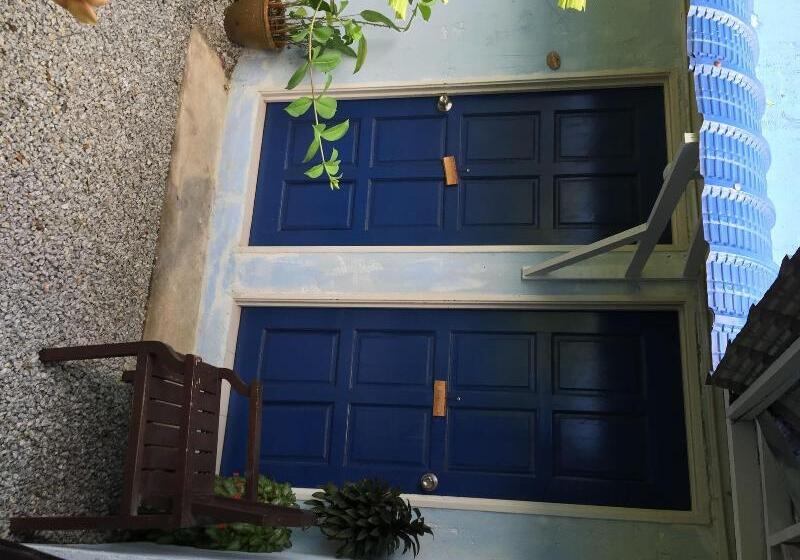 Мотель The Box Chalet