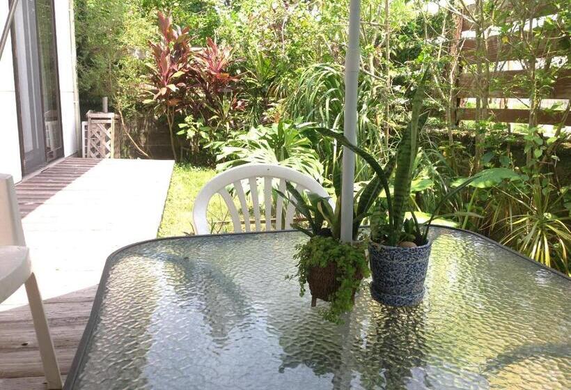 Пансион Milk Ya Women Only Guest House