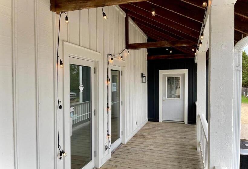 Общежитие 205   Queen Suite