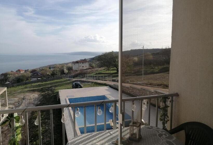 апартамент с изглед към морето и външен басейн