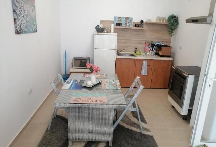 апартамент с изглед към морето и външен басейн