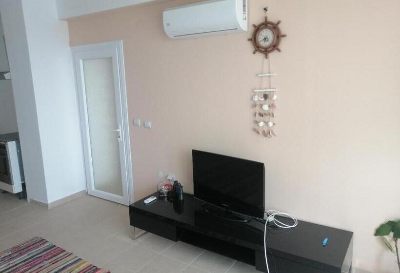 апартамент с изглед към морето и външен басейн