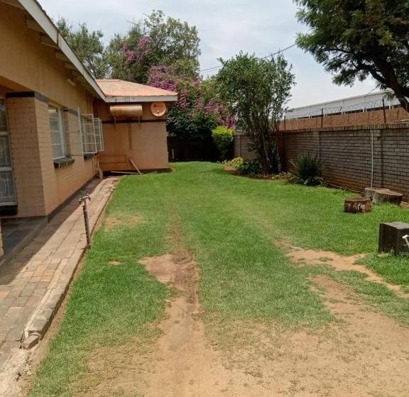 ベッドアンドブレックファースト Rz. Guesthouse Mafikeng
