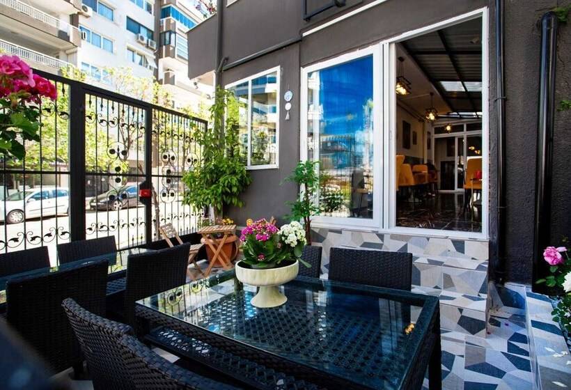 فندق 8 Rooms House