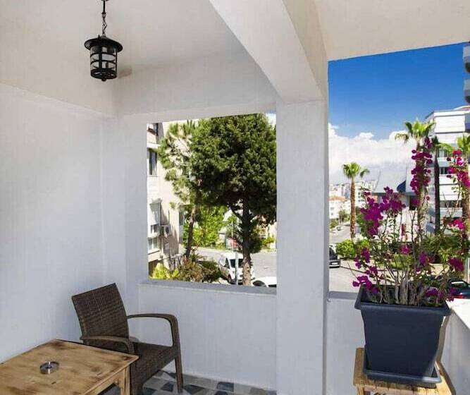 فندق 8 Rooms House