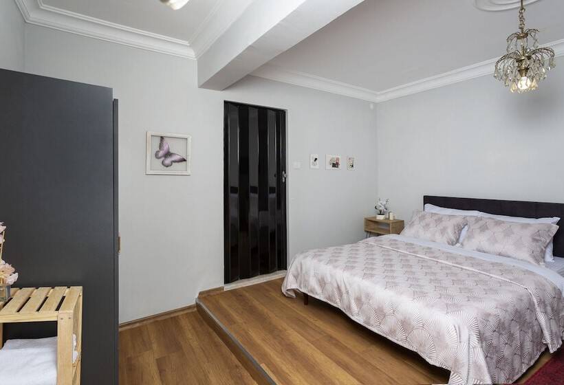 فندق 8 Rooms House