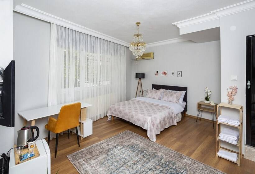 فندق 8 Rooms House