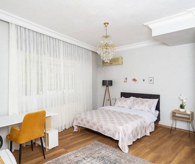 فندق 8 Rooms House