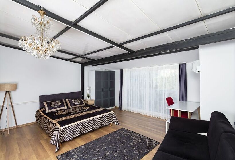 فندق 8 Rooms House