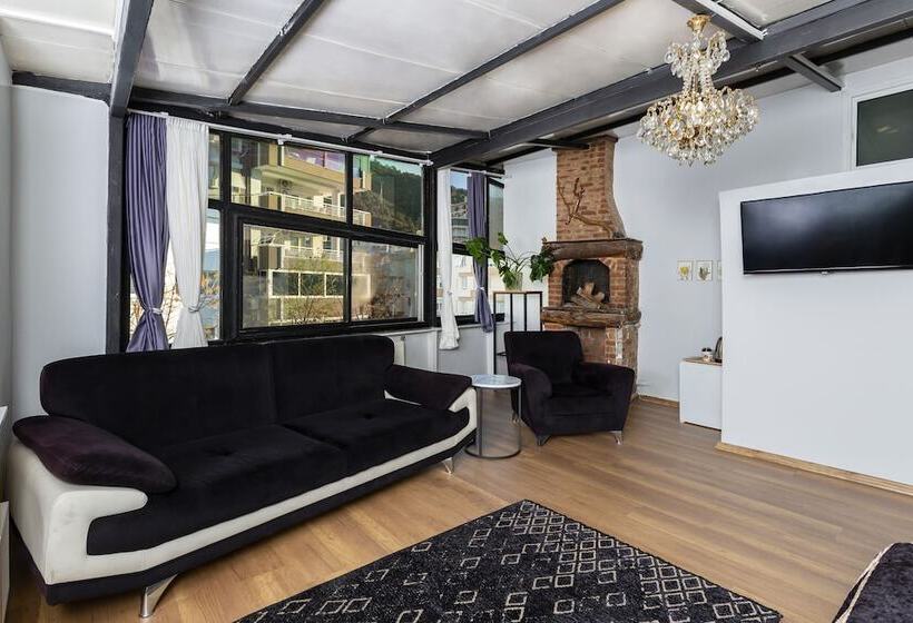 فندق 8 Rooms House