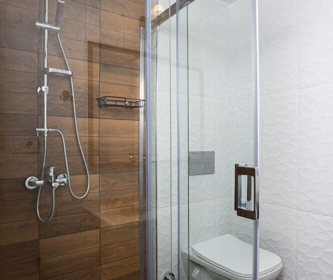 فندق 8 Rooms House