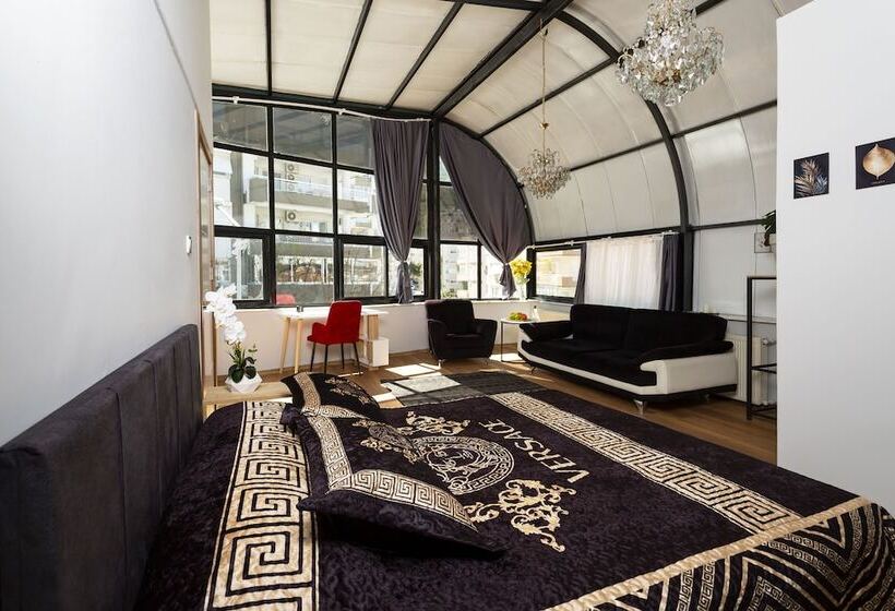 فندق 8 Rooms House