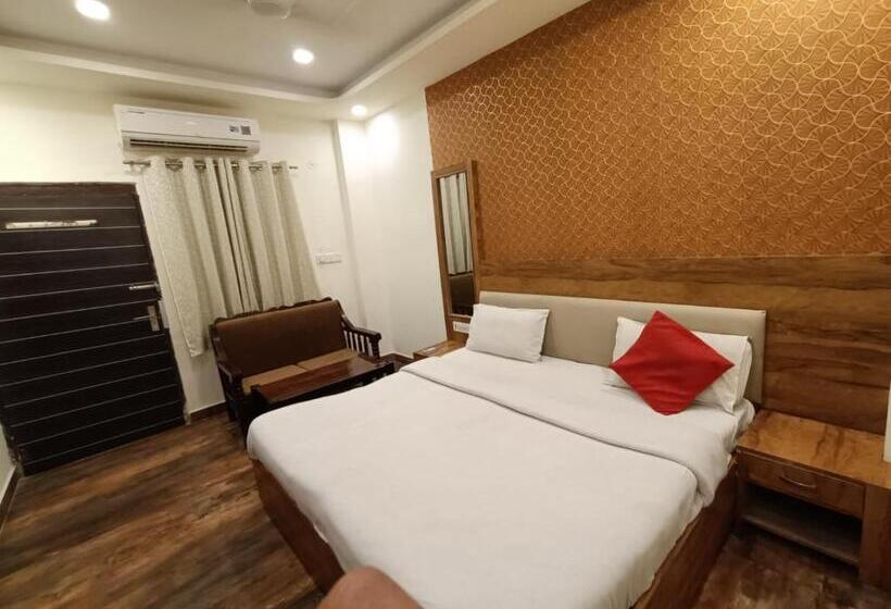 호텔 Vrindavan Palace