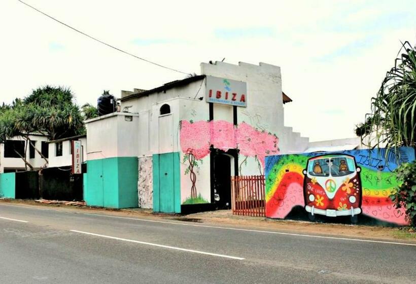 بنسيون Hikka Ibiza Beach Resort & Natural Pool