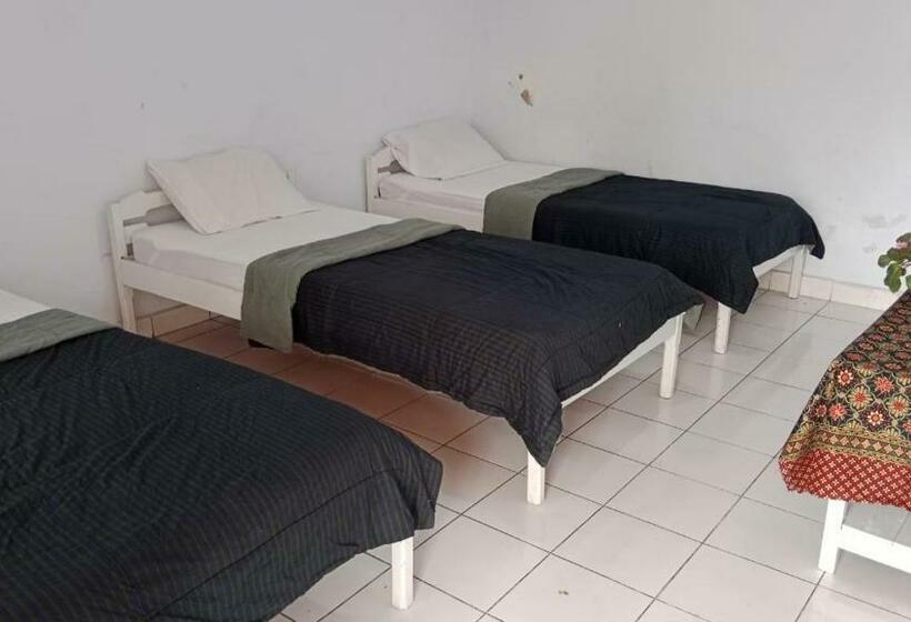 هاستل Wisma Pondok Bambu