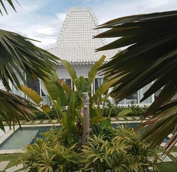 مبيت وإفطار Piramida S White Villa S Bali   Joglo