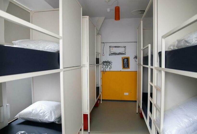 Hostel & Bar De Basis