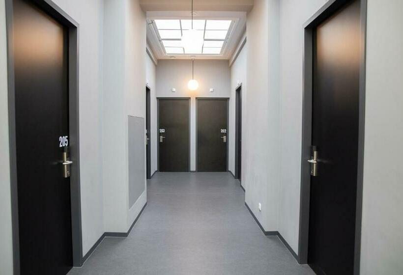 Hostel & Bar De Basis