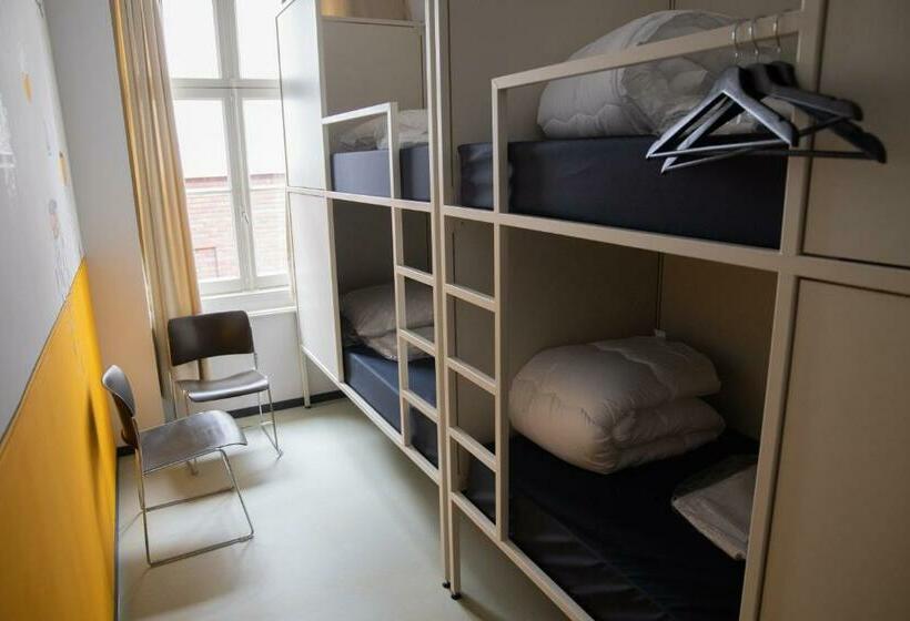 Hostel & Bar De Basis