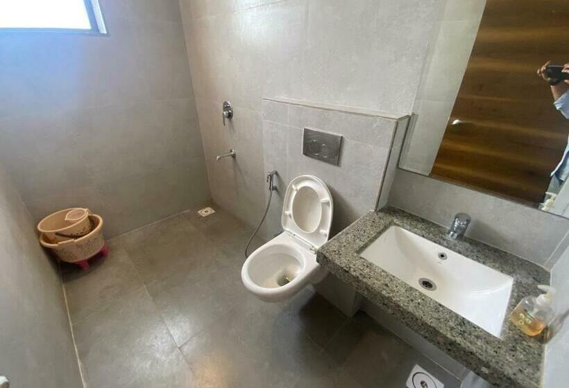 فندق Oyo Flagship 81120  The Crown