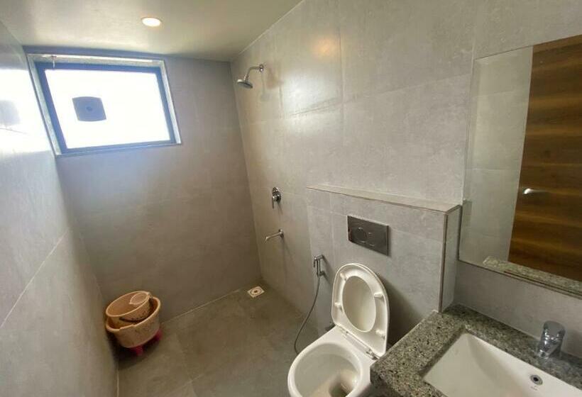 فندق Oyo Flagship 81120  The Crown