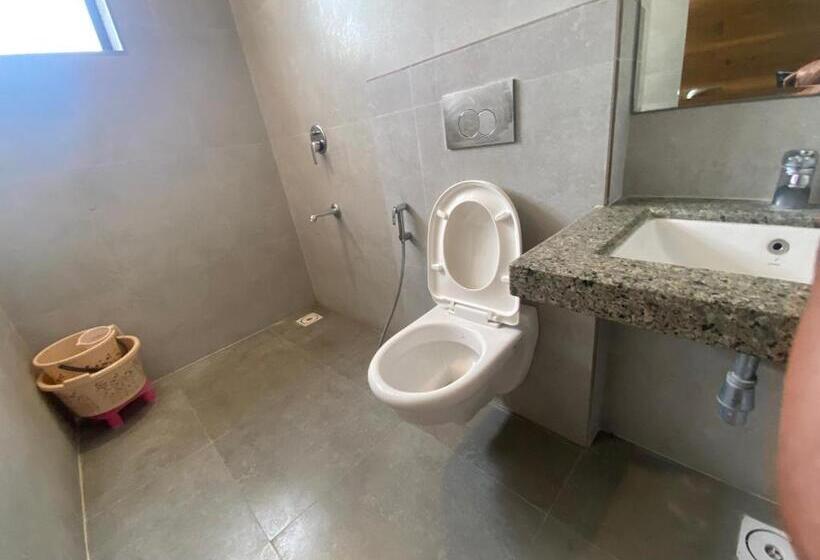 فندق Oyo Flagship 81120  The Crown