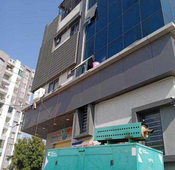 فندق Oyo Flagship 81120  The Crown