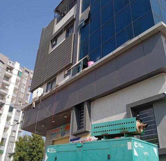 فندق Oyo Flagship 81120  The Crown