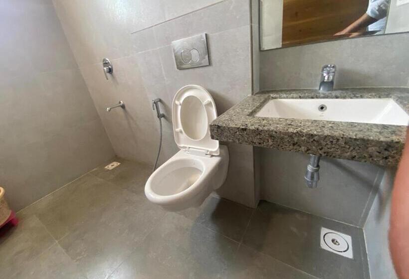 فندق Oyo Flagship 81120  The Crown