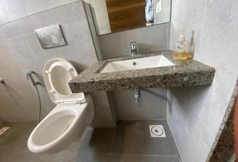 فندق Oyo Flagship 81120  The Crown