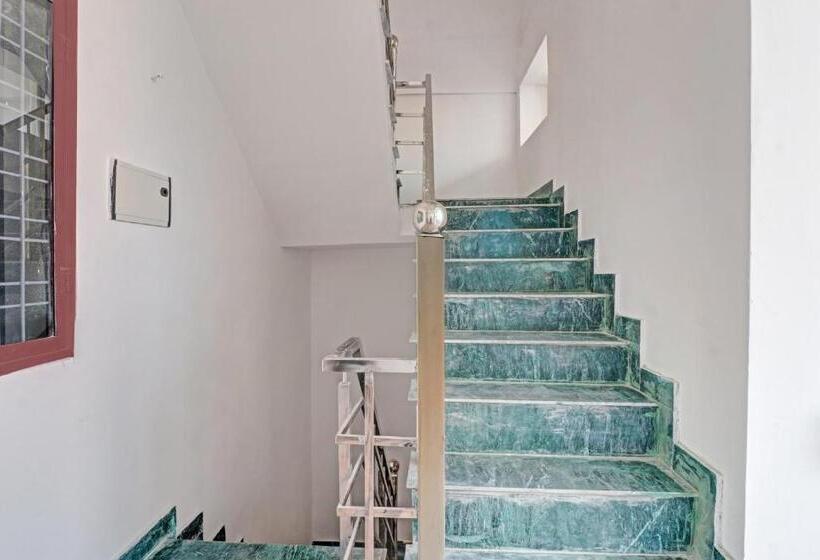 Отель Oyo Flagship 81127 Chaudhary Guest House Restaurant