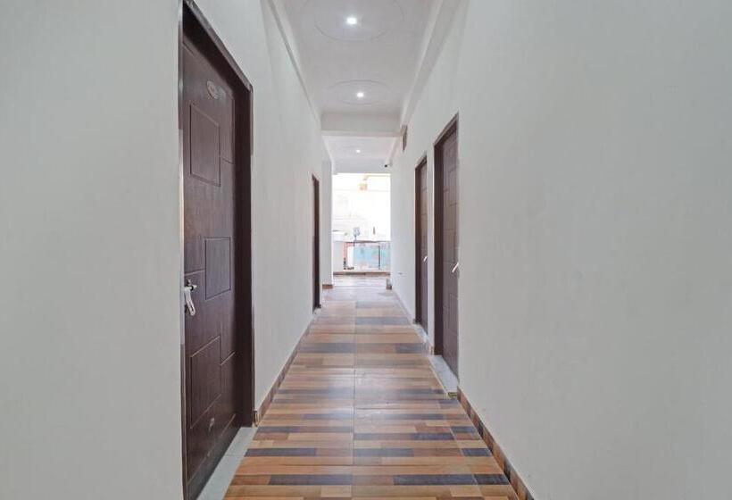 Отель Oyo Flagship 81127 Chaudhary Guest House Restaurant