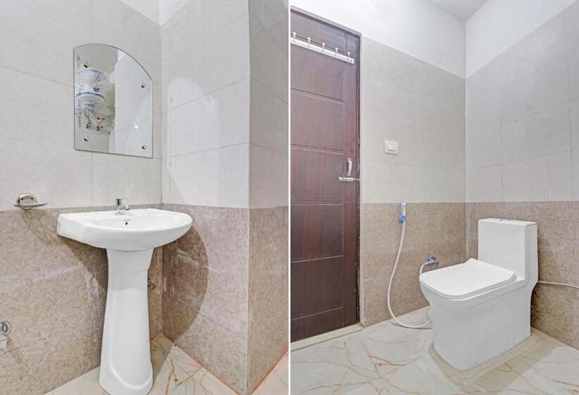 Отель Oyo Flagship 81127 Chaudhary Guest House Restaurant