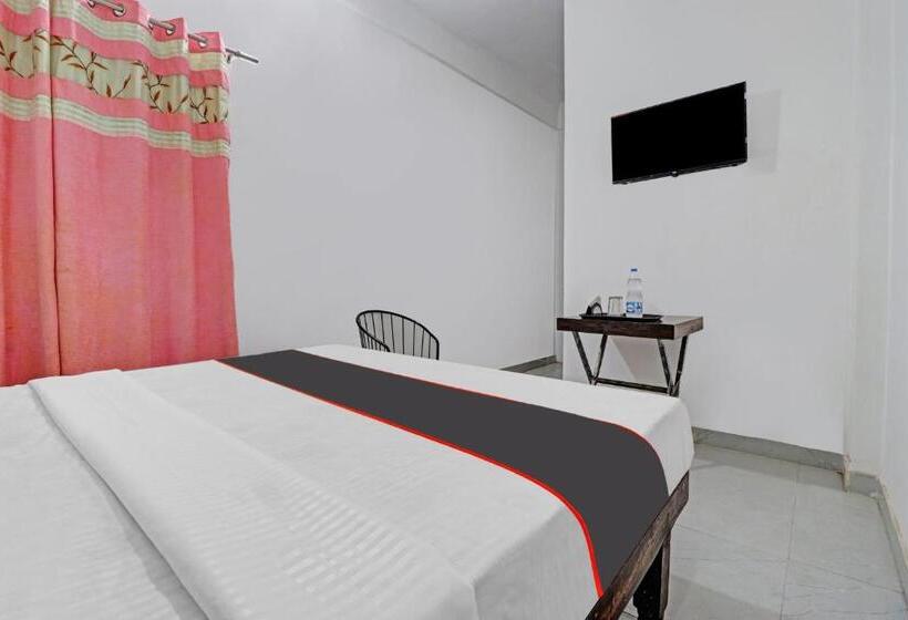 Отель Oyo Flagship 81127 Chaudhary Guest House Restaurant