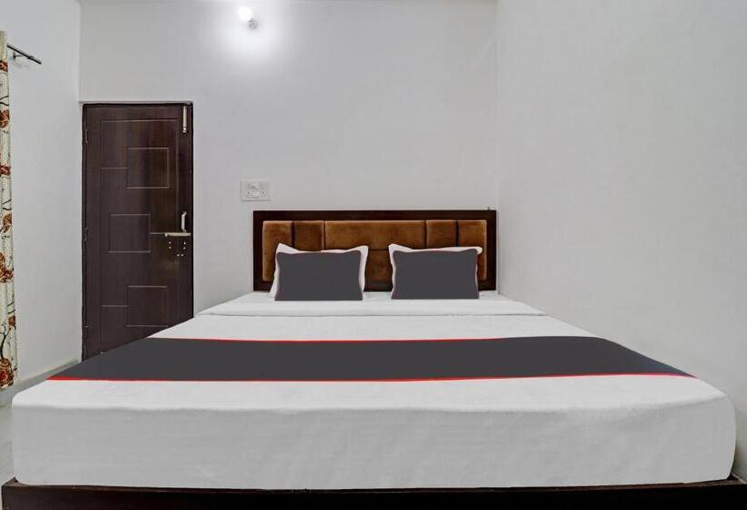 Отель Oyo Flagship 81127 Chaudhary Guest House Restaurant