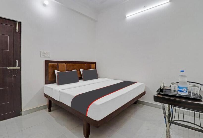 Отель Oyo Flagship 81127 Chaudhary Guest House Restaurant