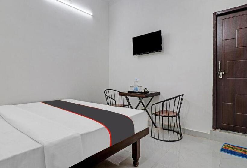 Отель Oyo Flagship 81127 Chaudhary Guest House Restaurant