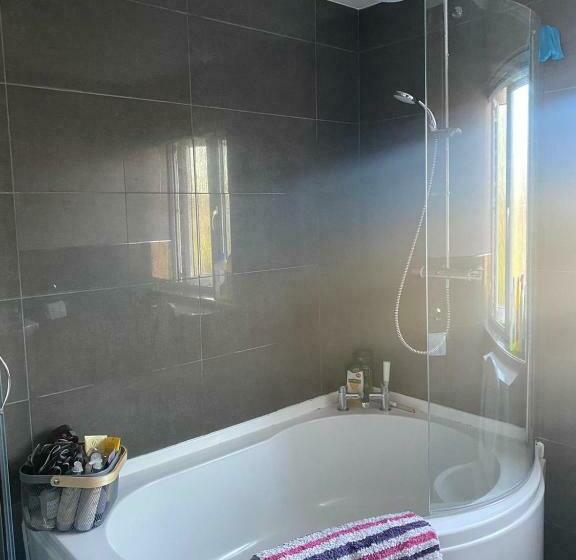 פנסיון Short And Long Night Stay   Very Close To Gatwick And City Centre   Private Airport Holiday Parking